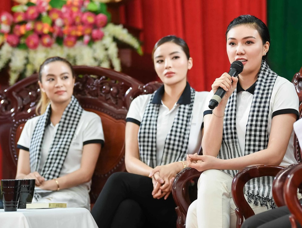 Thiếu uý 9x và dàn người đẹp tặng sách tới chiến sĩ trẻ vùng biển Tây Nam - 2 Thiếu uý 9x và dàn người đẹp tặng sách tới chiến sĩ trẻ vùng biển Tây Nam - 2