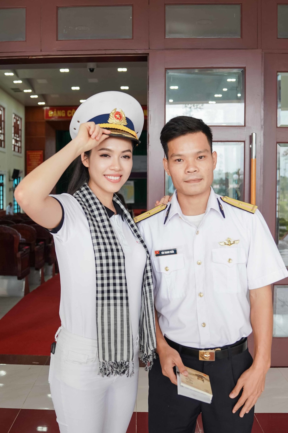 Thiếu uý 9x và dàn người đẹp tặng sách tới chiến sĩ trẻ vùng biển Tây Nam - 5 Thiếu uý 9x và dàn người đẹp tặng sách tới chiến sĩ trẻ vùng biển Tây Nam - 5