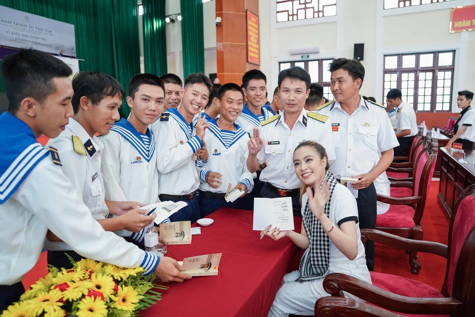 Thiếu uý 9x và dàn người đẹp tặng sách tới chiến sĩ trẻ vùng biển Tây Nam - 4 Thiếu uý 9x và dàn người đẹp tặng sách tới chiến sĩ trẻ vùng biển Tây Nam - 4