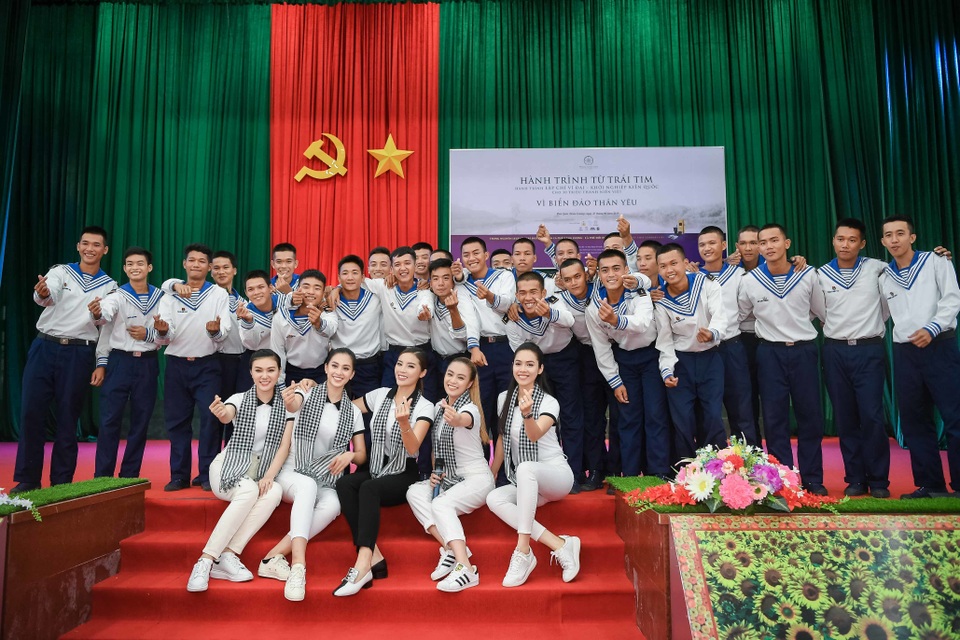 Thiếu uý 9x và dàn người đẹp tặng sách tới chiến sĩ trẻ vùng biển Tây Nam - 8 Thiếu uý 9x và dàn người đẹp tặng sách tới chiến sĩ trẻ vùng biển Tây Nam - 8
