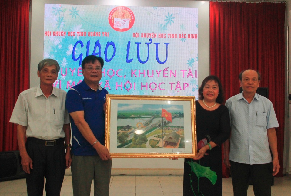 Hội Khuyến học 2 tỉnh Quảng Trị và Bắc Ninh trao đổi công tác khuyến học, khuyến tài - 1 Hội Khuyến học 2 tỉnh Quảng Trị và Bắc Ninh trao đổi công tác khuyến học, khuyến tài - 1