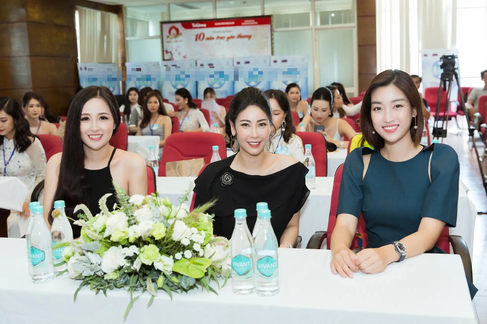 Nhan sắc “bất phân thắng bại” của 3 Hoa hậu đăng quang cách nhau hơn 10 năm - 4 Nhan sắc “bất phân thắng bại” của 3 Hoa hậu đăng quang cách nhau hơn 10 năm - 4