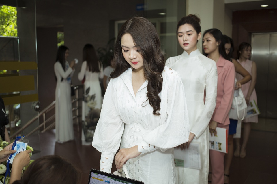 Nhan sắc “bất phân thắng bại” của 3 Hoa hậu đăng quang cách nhau hơn 10 năm - 10 Nhan sắc “bất phân thắng bại” của 3 Hoa hậu đăng quang cách nhau hơn 10 năm - 10