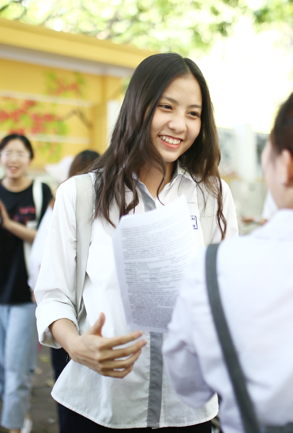 Nữ sinh hút ánh nhìn vì nụ cười tỏa nắng tại kỳ thi THPT Quốc gia - 1 Nữ sinh hút ánh nhìn vì nụ cười tỏa nắng tại kỳ thi THPT Quốc gia - 1