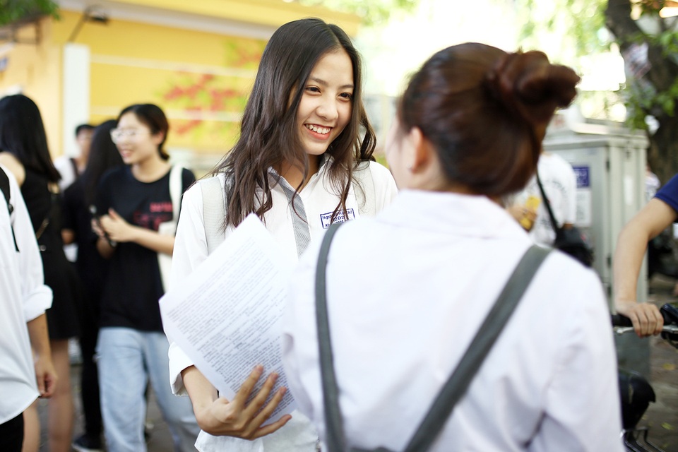 Nữ sinh hút ánh nhìn vì nụ cười tỏa nắng tại kỳ thi THPT Quốc gia - 2 Nữ sinh hút ánh nhìn vì nụ cười tỏa nắng tại kỳ thi THPT Quốc gia - 2