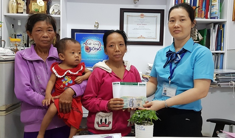 Hơn 112 triệu đồng của bạn đọc Dân trí đến với cháu bé bị bệnh tim - 1