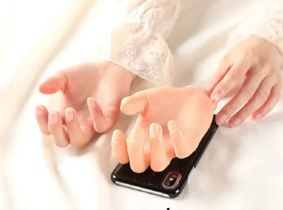 Ốp điện thoại tay nắm tay cho người ế bền vững - 3