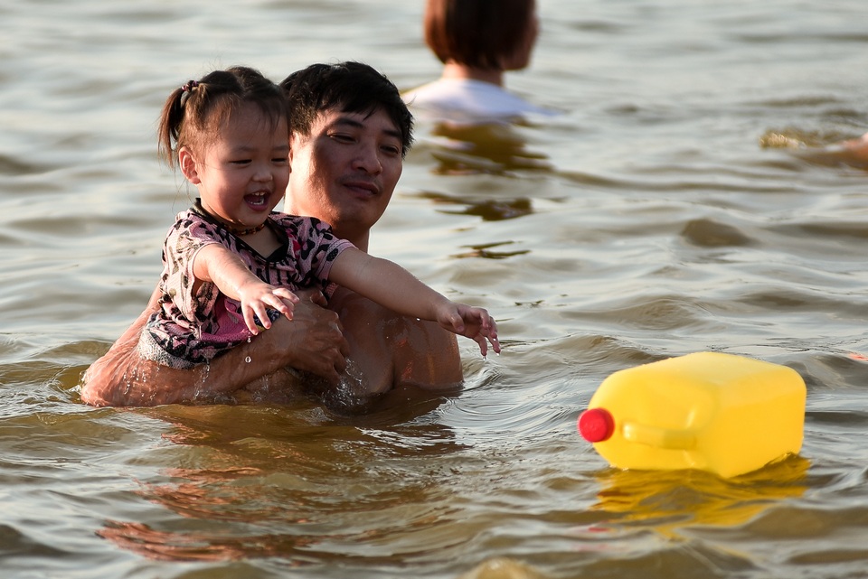 Thủ đô nóng như đổ lửa, người dân ngoại thành đổ ra bãi tắm giải nhiệt - 6 Thủ đô nóng như đổ lửa, người dân ngoại thành đổ ra bãi tắm giải nhiệt - 6