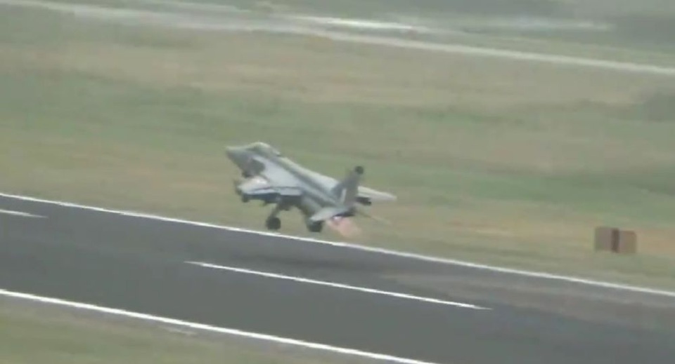 Máy bay chiến đấu Ấn Độ thả bom khẩn cấp sau khi đâm phải chim - 1