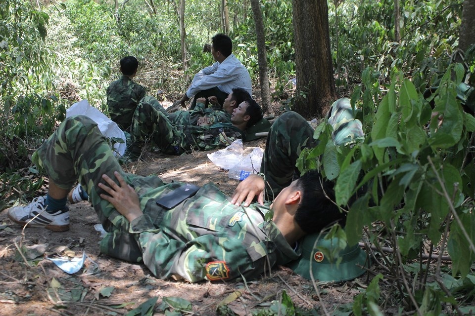 25 tiếng đồng hồ vật lộn giữa biển lửa - 10 25 tiếng đồng hồ vật lộn giữa biển lửa - 10