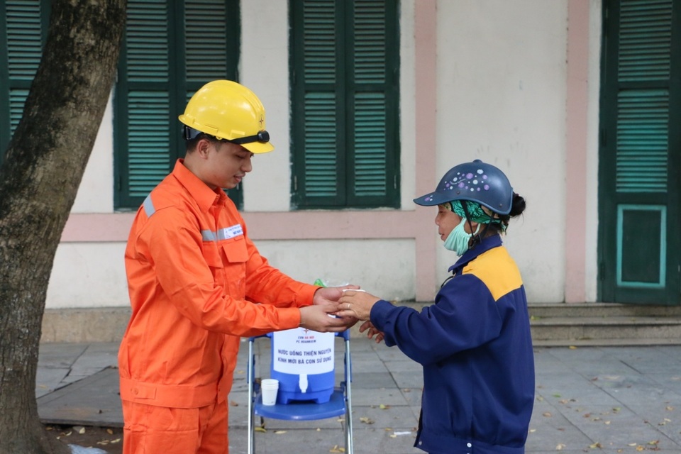 Bình nước miễn phí – Mát lòng ngày hè - 2