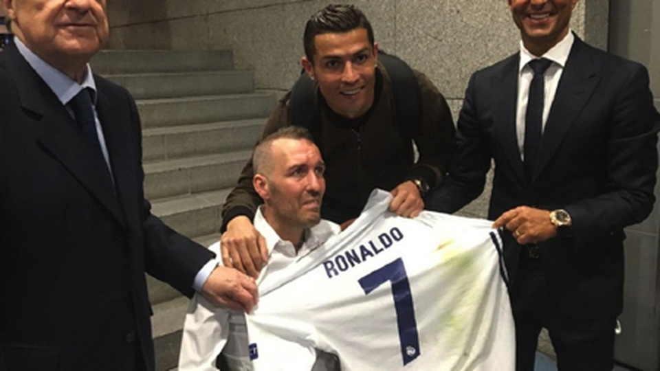 C.Ronaldo bị “tố” chỉ làm từ thiện bằng cách chụp hình và… bỏ đi - 2