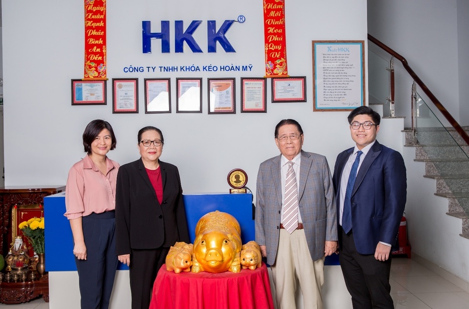 Kỉ niệm 30 năm thành lập, công ty HKK tặng bằng khen cho lãnh đạo chủ chốt - 1 Kỉ niệm 30 năm thành lập, công ty HKK tặng bằng khen cho lãnh đạo chủ chốt - 1