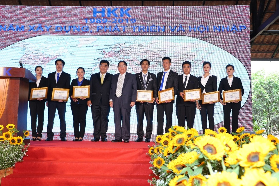 Kỉ niệm 30 năm thành lập, công ty HKK tặng bằng khen cho lãnh đạo chủ chốt - 2 Kỉ niệm 30 năm thành lập, công ty HKK tặng bằng khen cho lãnh đạo chủ chốt - 2