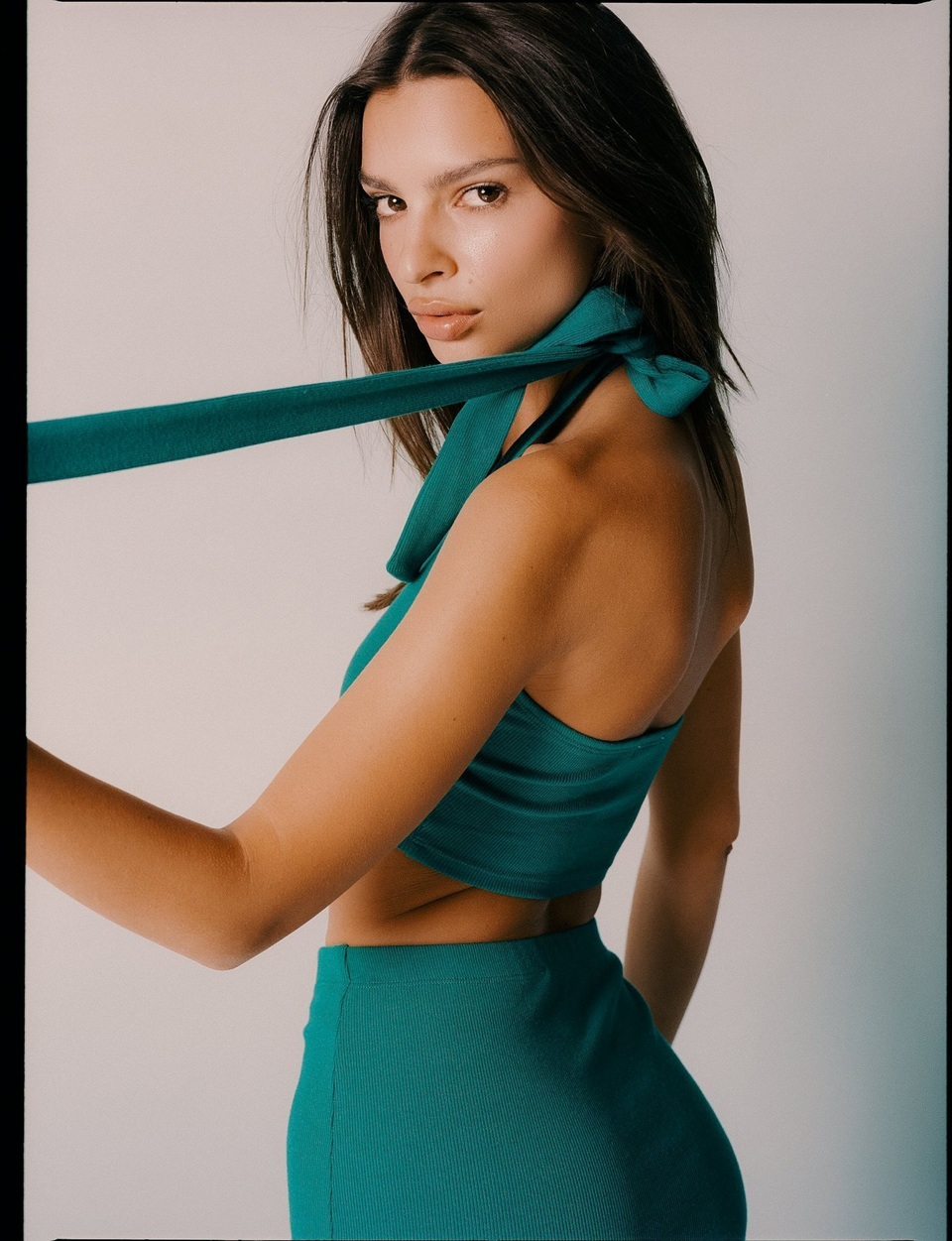 Emily Ratajkowski gợi cảm trong ảnh quảng cáo mới - 14 Emily Ratajkowski gợi cảm trong ảnh quảng cáo mới - 14