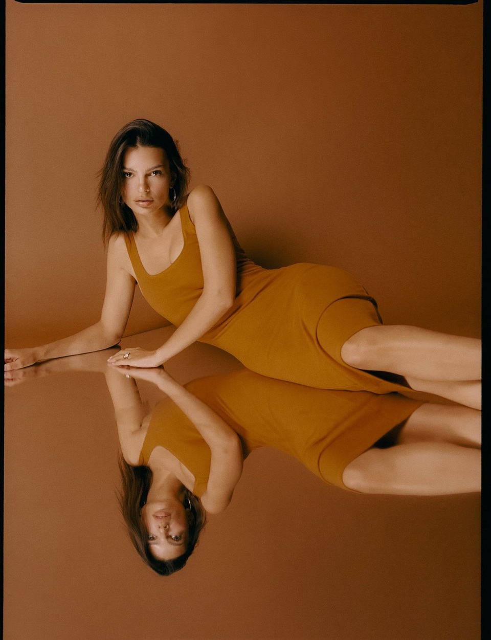 Emily Ratajkowski gợi cảm trong ảnh quảng cáo mới - 12 Emily Ratajkowski gợi cảm trong ảnh quảng cáo mới - 12
