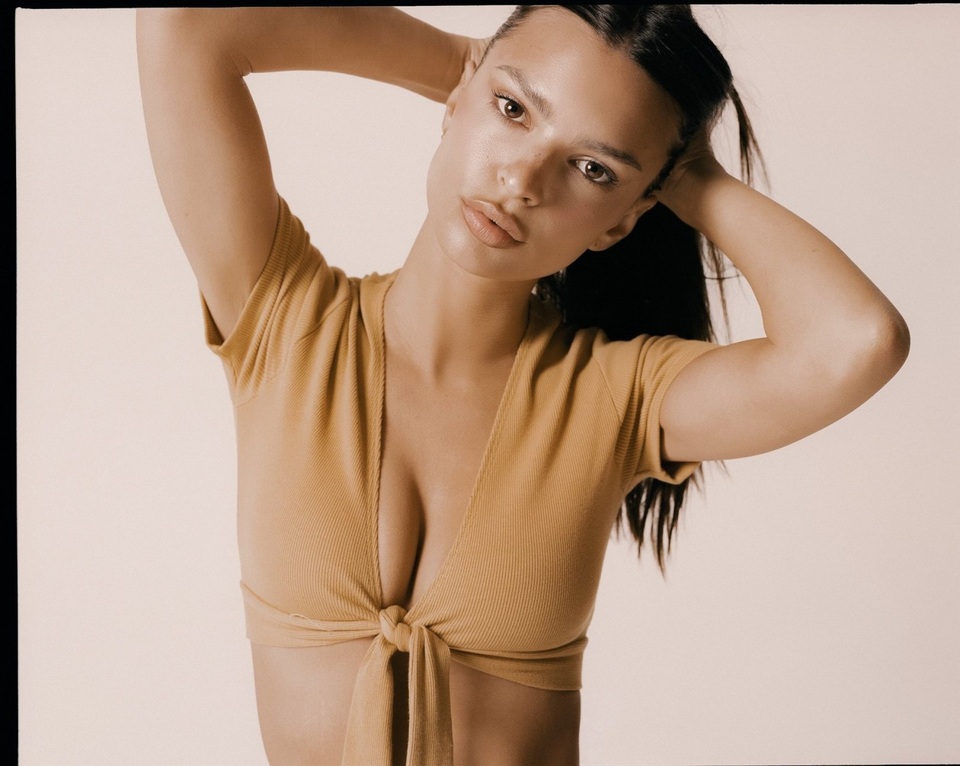 Emily Ratajkowski gợi cảm trong ảnh quảng cáo mới - 6 Emily Ratajkowski gợi cảm trong ảnh quảng cáo mới - 6
