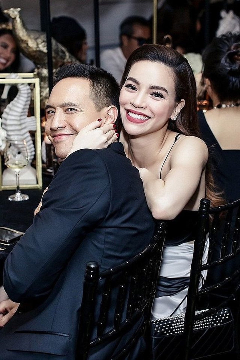 Showbiz Việt ngập tràn tin tình ái, tranh cãi “yêu nhanh, cưới vội, ly hôn bất ngờ” - 8 Showbiz Việt ngập tràn tin tình ái, tranh cãi “yêu nhanh, cưới vội, ly hôn bất ngờ” - 8