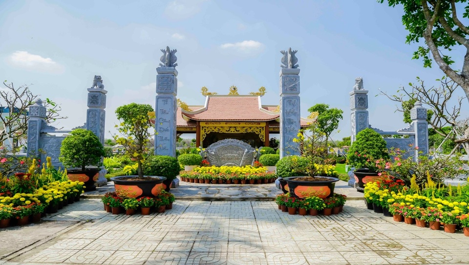 Hoa Viên Bình An tặng khách hàng xe ôtô và 100 cây vàng - 1 Hoa Viên Bình An tặng khách hàng xe ôtô và 100 cây vàng - 1