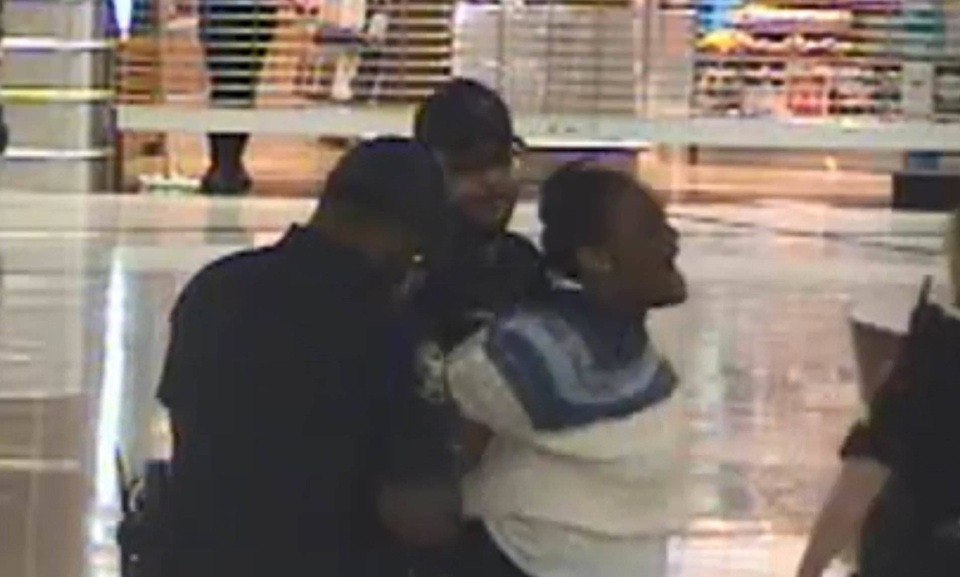 Ngang nhiên bắt cóc trẻ con giữa sân bay đông người - 2