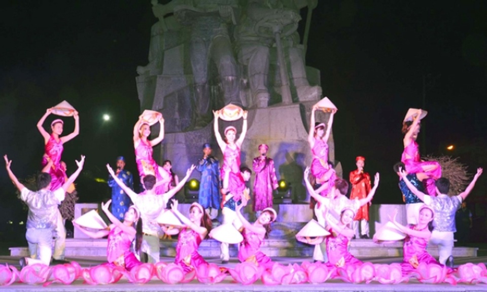 Phát triển công nghiệp văn hóa đi đôi với xây dựng, hoàn thiện thị trường văn hóa - 1