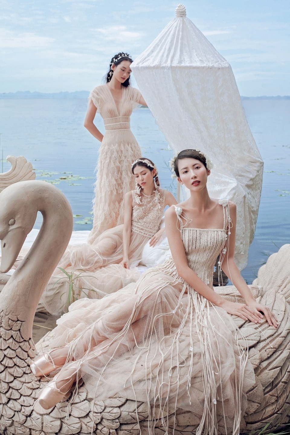 “Ác nữ” Next Top, Á quân The Face cùng “bản sao Hoàng Thuỳ” gợi cảm giữa đầm - 4 “Ác nữ” Next Top, Á quân The Face cùng “bản sao Hoàng Thuỳ” gợi cảm giữa đầm - 4