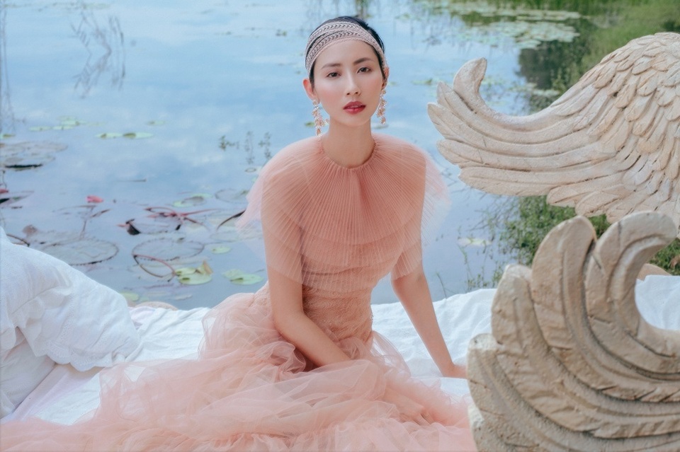 “Ác nữ” Next Top, Á quân The Face cùng “bản sao Hoàng Thuỳ” gợi cảm giữa đầm - 3 “Ác nữ” Next Top, Á quân The Face cùng “bản sao Hoàng Thuỳ” gợi cảm giữa đầm - 3