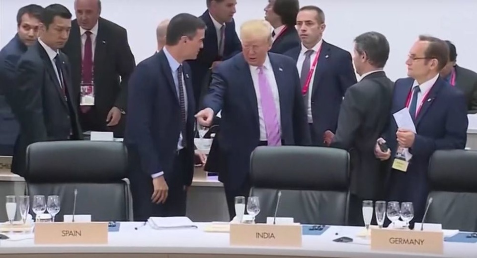 Thủ tướng Tây Ban Nha giải thích hành động chỉ tay gây tranh cãi của ông Trump - 1 Thủ tướng Tây Ban Nha giải thích hành động chỉ tay gây tranh cãi của ông Trump - 1