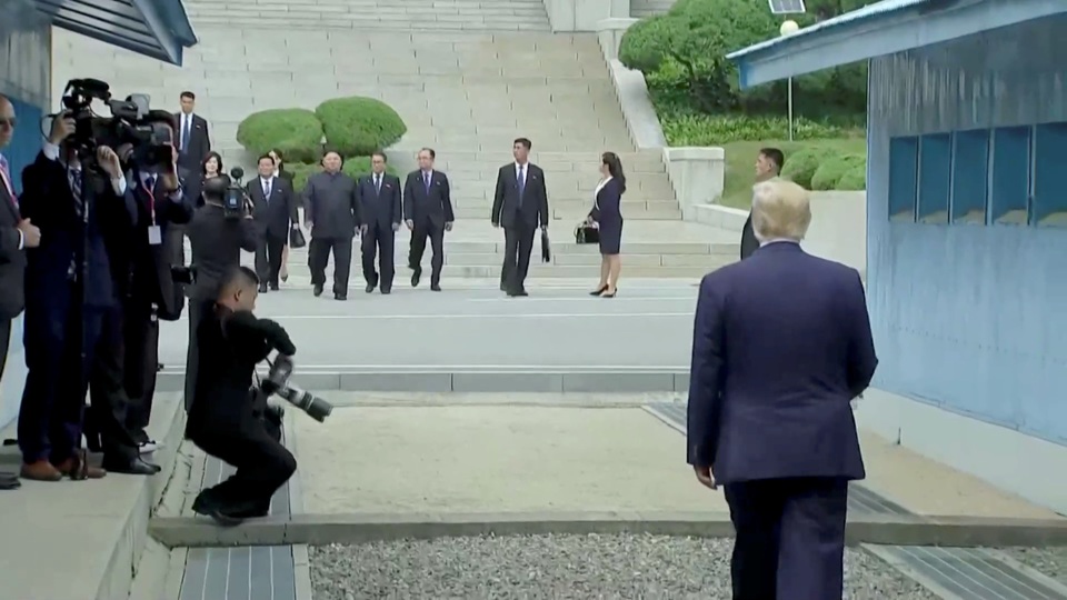Bước chân lịch sử của Tổng thống Trump trên lãnh thổ Triều Tiên - 3 Bước chân lịch sử của Tổng thống Trump trên lãnh thổ Triều Tiên - 3