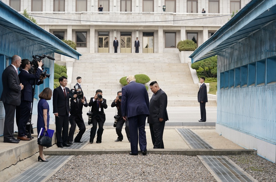 Bước chân lịch sử của Tổng thống Trump trên lãnh thổ Triều Tiên - 4 Bước chân lịch sử của Tổng thống Trump trên lãnh thổ Triều Tiên - 4
