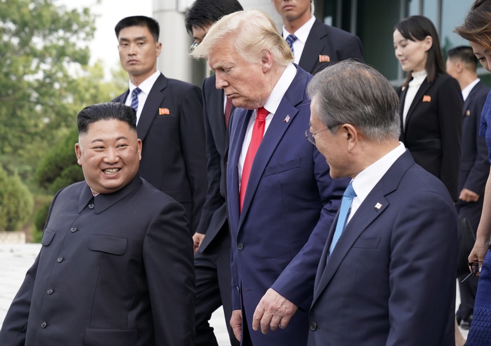 Bước chân lịch sử của Tổng thống Trump trên lãnh thổ Triều Tiên - 14 Bước chân lịch sử của Tổng thống Trump trên lãnh thổ Triều Tiên - 14