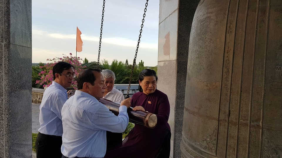 Phó Chủ tịch Quốc hội dâng hương tưởng nhớ anh hùng, liệt sĩ tại Quảng Trị - 2 Phó Chủ tịch Quốc hội dâng hương tưởng nhớ anh hùng, liệt sĩ tại Quảng Trị - 2