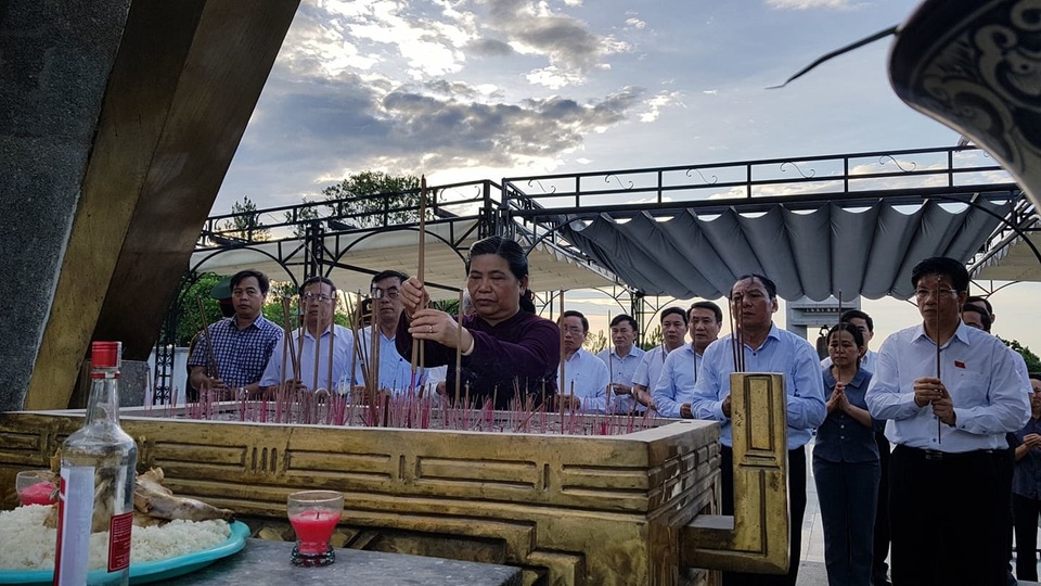 Phó Chủ tịch Quốc hội dâng hương tưởng nhớ anh hùng, liệt sĩ tại Quảng Trị - 3 Phó Chủ tịch Quốc hội dâng hương tưởng nhớ anh hùng, liệt sĩ tại Quảng Trị - 3