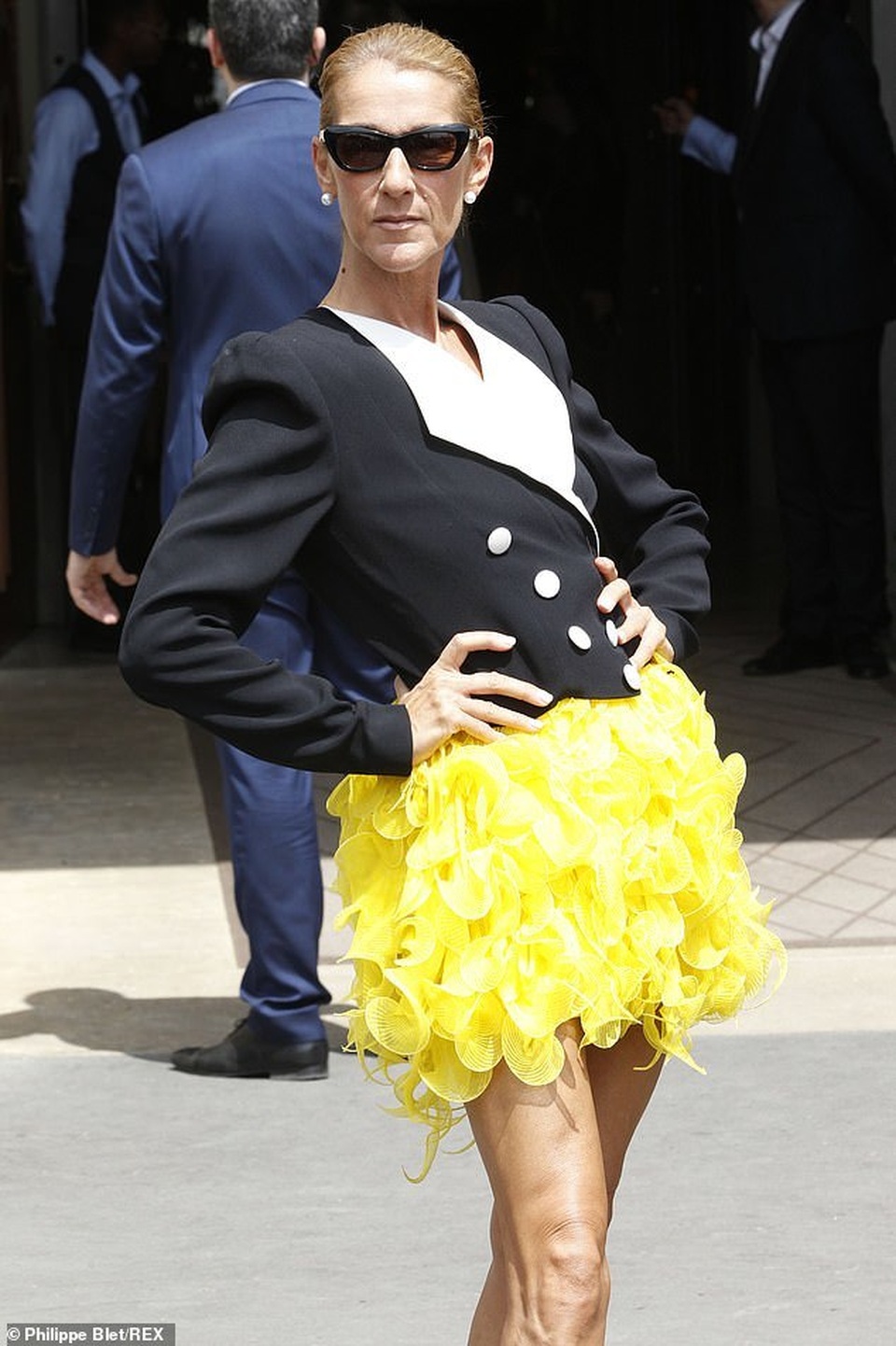 Celine Dion khoe chân dài với váy ngắn - 4