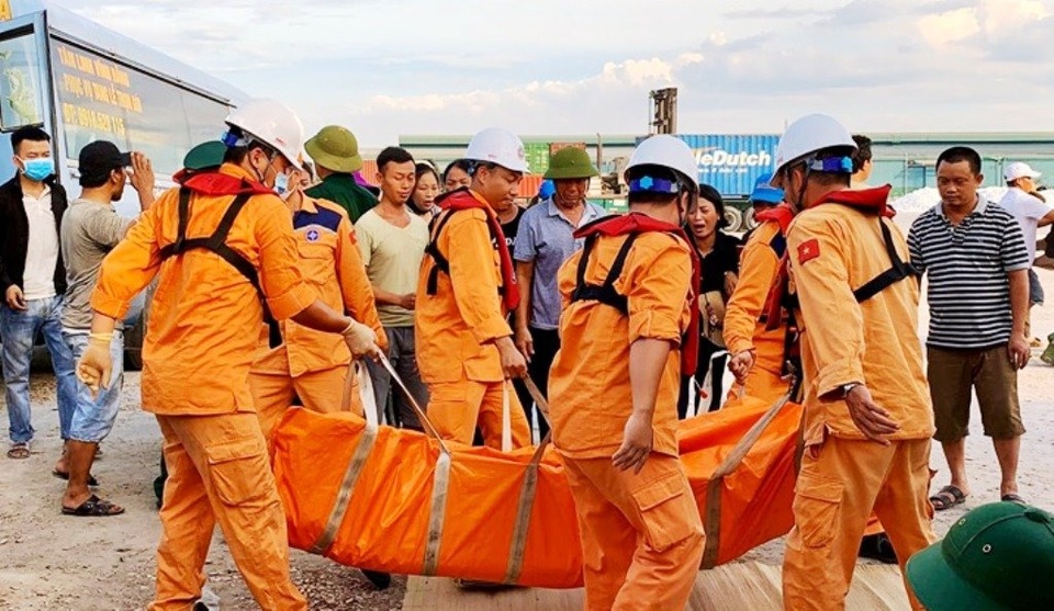 Vụ 9 ngư dân mất tích: Bàn giao 2 thuyền viên, thi thể 1 nạn nhân - 2 Vụ 9 ngư dân mất tích: Bàn giao 2 thuyền viên, thi thể 1 nạn nhân - 2