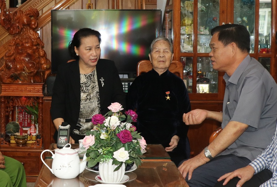 Chủ tịch Quốc hội thăm, tặng quà các gia đình chính sách - 1 Chủ tịch Quốc hội thăm, tặng quà các gia đình chính sách - 1