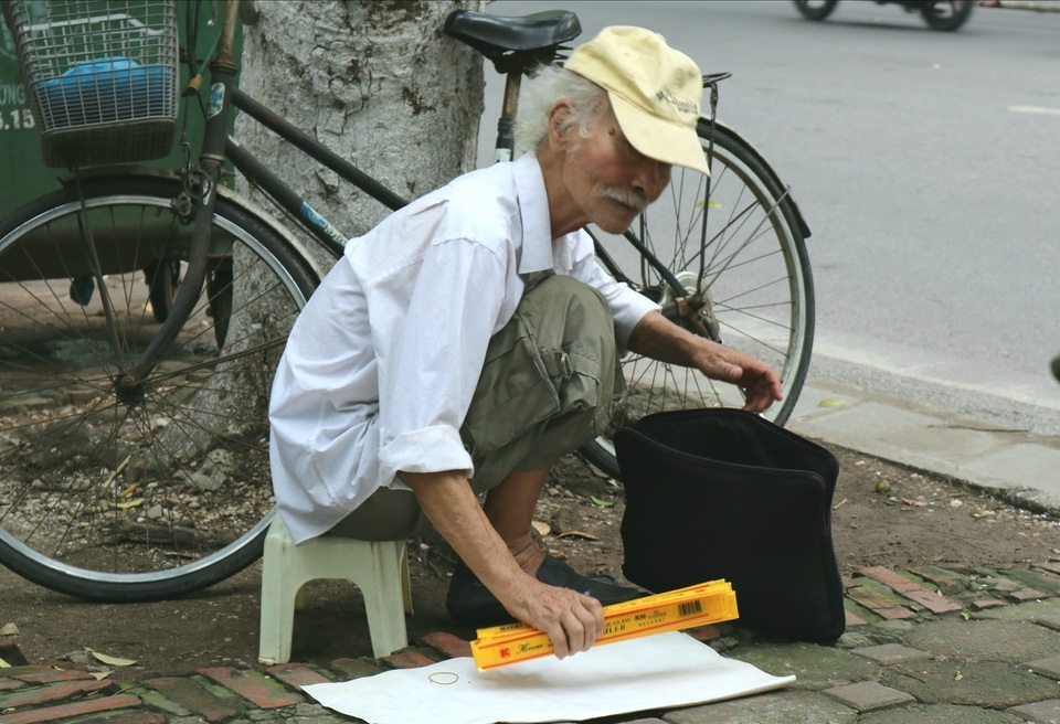 Cụ ông 80 tuổi phát thước kẻ miễn phí trước cổng trường thi - 1 Cụ ông 80 tuổi phát thước kẻ miễn phí trước cổng trường thi - 1