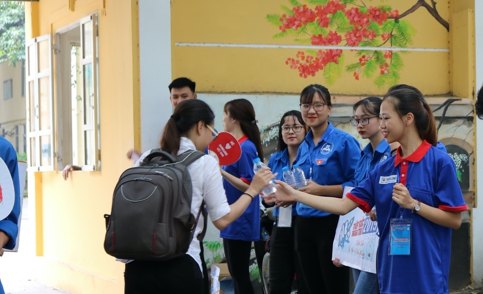 Cụ ông 80 tuổi phát thước kẻ miễn phí trước cổng trường thi - 2 Cụ ông 80 tuổi phát thước kẻ miễn phí trước cổng trường thi - 2