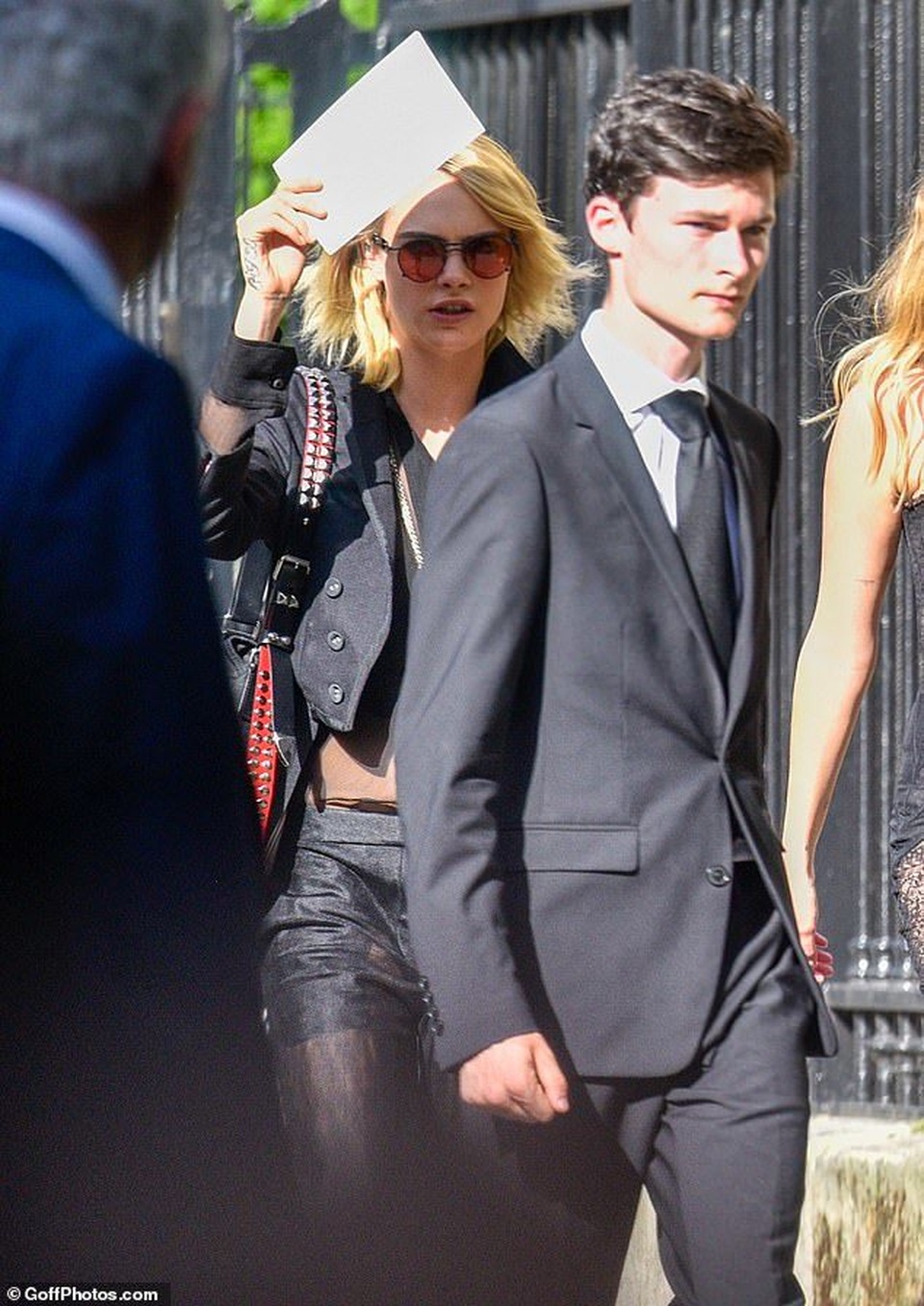 Cara Delevingne và bạn gái đồng tính diện đồ xuyên thấu dự đám cưới - 3 Cara Delevingne và bạn gái đồng tính diện đồ xuyên thấu dự đám cưới - 3