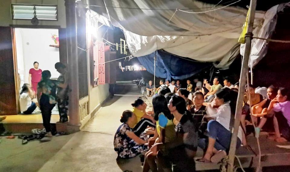 Vụ 9 ngư dân mất tích: Giây phút người cha cùng tử nạn khi lao xuống biển cứu con - 5 Vụ 9 ngư dân mất tích: Giây phút người cha cùng tử nạn khi lao xuống biển cứu con - 5