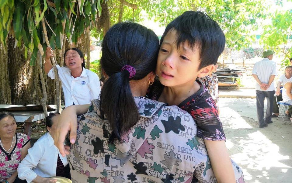 Vụ 9 ngư dân mất tích: Giây phút người cha cùng tử nạn khi lao xuống biển cứu con - 2 Vụ 9 ngư dân mất tích: Giây phút người cha cùng tử nạn khi lao xuống biển cứu con - 2