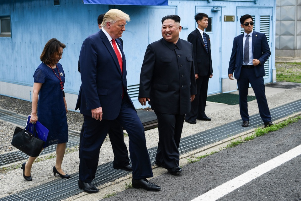 Bước chân lịch sử của Tổng thống Trump trên lãnh thổ Triều Tiên - 9 Bước chân lịch sử của Tổng thống Trump trên lãnh thổ Triều Tiên - 9