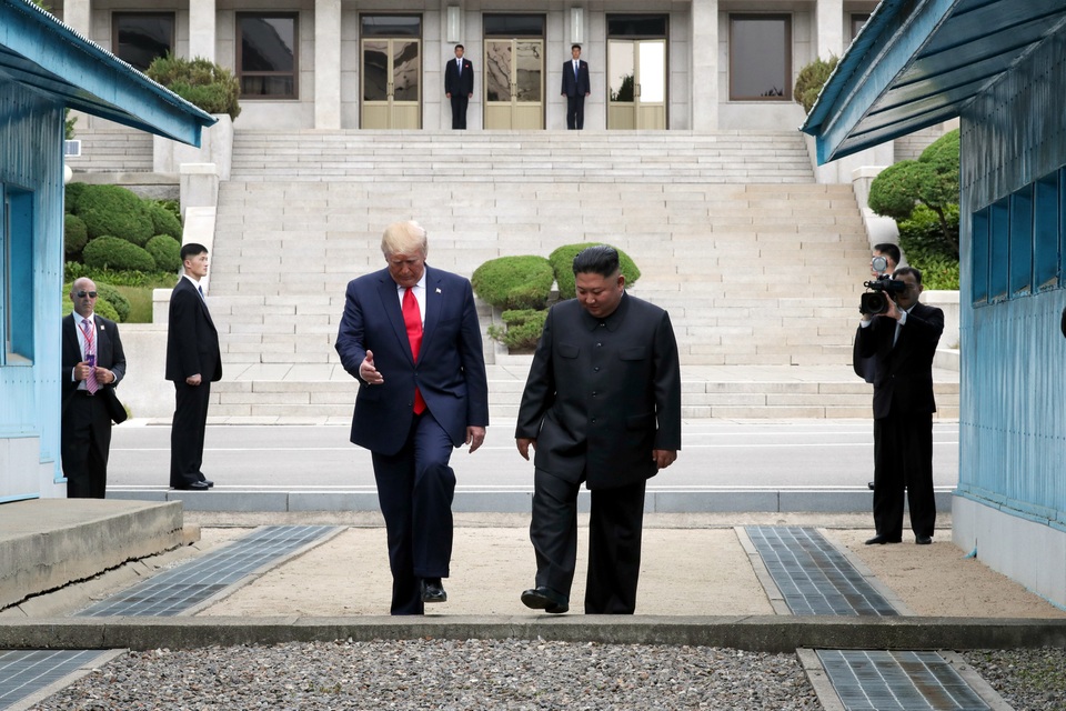 Bước chân lịch sử của Tổng thống Trump trên lãnh thổ Triều Tiên - 10 Bước chân lịch sử của Tổng thống Trump trên lãnh thổ Triều Tiên - 10
