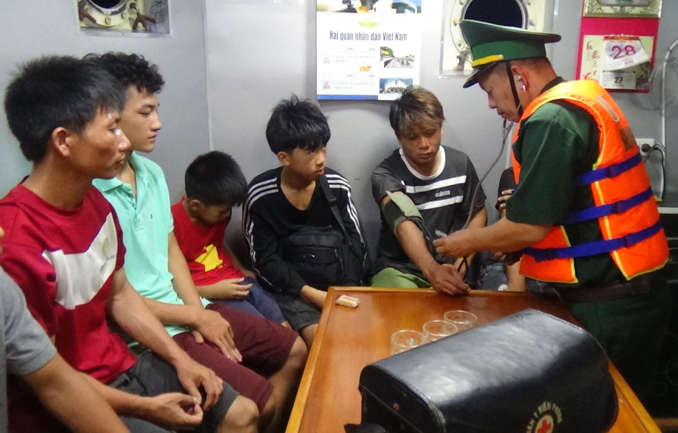 Tàu cá chìm trên biển, 8 người may mắn được ứng cứu - 1 Tàu cá chìm trên biển, 8 người may mắn được ứng cứu - 1