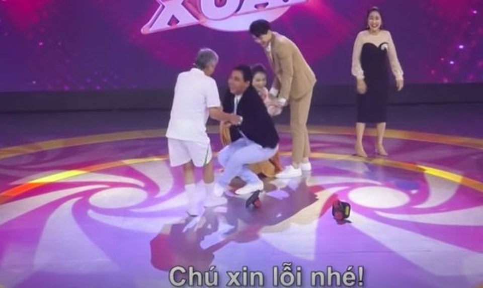 Quyền Linh hốt hoảng khi bị ném giầy lên sân khấu - 7 Quyền Linh hốt hoảng khi bị ném giầy lên sân khấu - 7