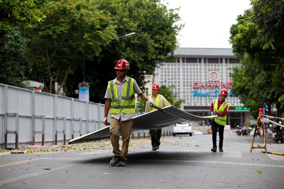 Hà Nội: Rào chắn đường Trần Hưng Đạo để thi công ga tàu điện ngầm - 2 Hà Nội: Rào chắn đường Trần Hưng Đạo để thi công ga tàu điện ngầm - 2