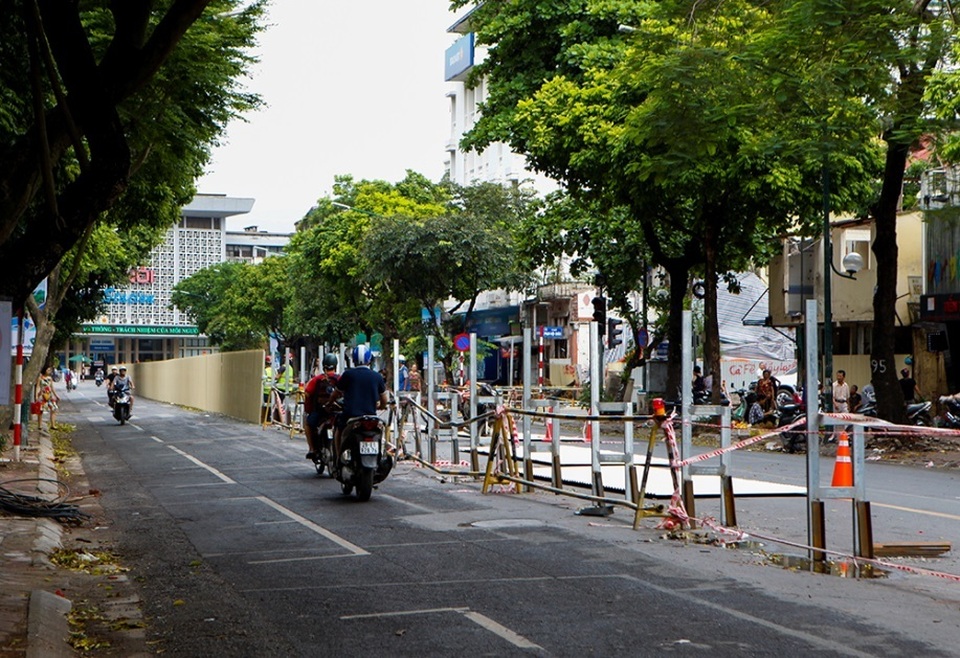 Hà Nội: Rào chắn đường Trần Hưng Đạo để thi công ga tàu điện ngầm - 4 Hà Nội: Rào chắn đường Trần Hưng Đạo để thi công ga tàu điện ngầm - 4