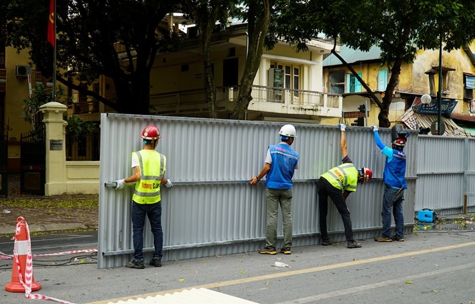 Hà Nội: Rào chắn đường Trần Hưng Đạo để thi công ga tàu điện ngầm - 5 Hà Nội: Rào chắn đường Trần Hưng Đạo để thi công ga tàu điện ngầm - 5