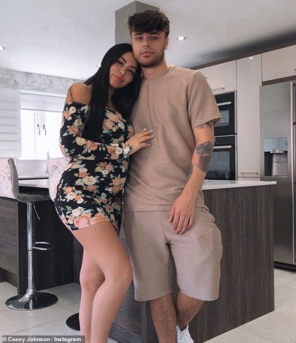 Marnie Simpson gợi cảm khoe bụng bầu với bikini - 6 Marnie Simpson gợi cảm khoe bụng bầu với bikini - 6