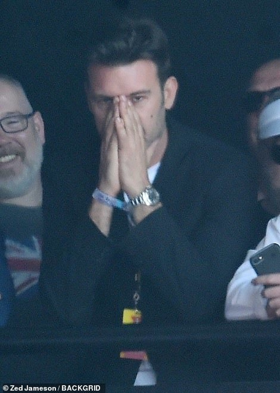 Kylie Minogue thay 5 bộ đồ ấn tượng trình diễn tại Anh - 11 Kylie Minogue thay 5 bộ đồ ấn tượng trình diễn tại Anh - 11